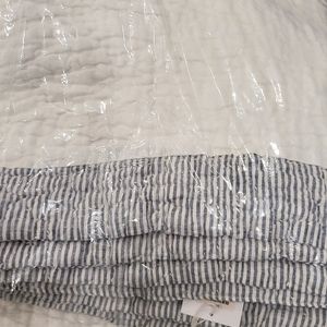 BNWT Foxwood Quilt - Twin - Navy